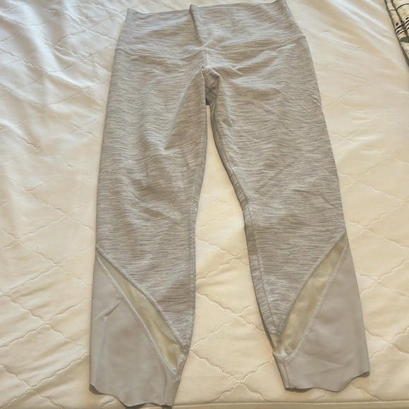 lululemon athletica Pants - Lululemon Wunder Under Scalloped Hem High-Rise legging Crop 23"
Size 10